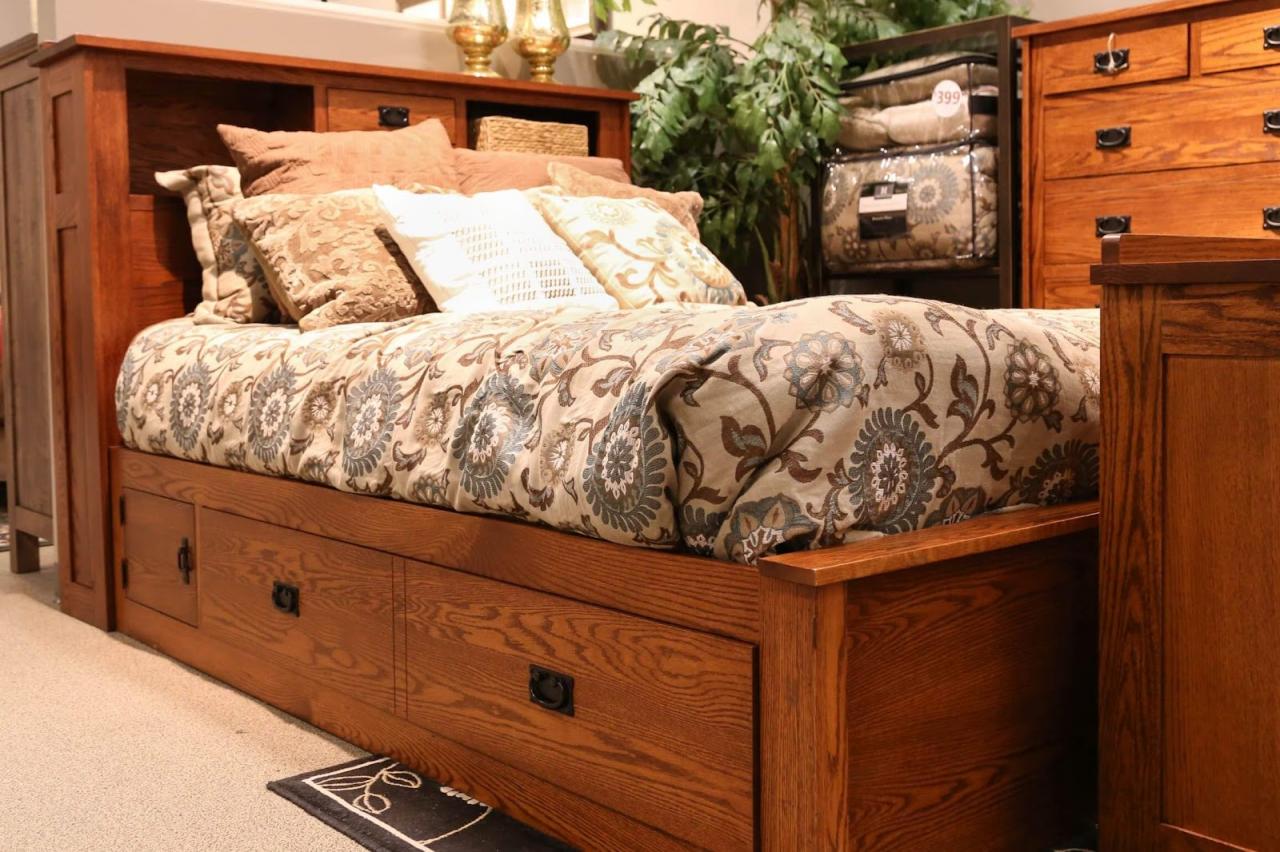 Mẫu giường gỗ cổ điển có ngăn kéo tích hợp kệ sách.