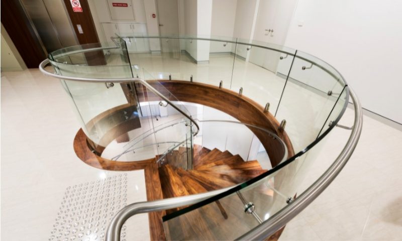 cầu thang kính, cầu thang kính cường lực, cầu thang kính tay vịn gỗ, cầu thang kính đẹp, cầu thang kính tay vịn gỗ vuông, cầu thang kính gỗ, giá cầu thang kính, mẫu cầu thang kính đẹp, mẫu cầu thang kính đẹp nhất 2020, cầu thang kính inox, cầu thang kính tay vịn inox, phụ kiện cầu thang kính, cầu thang