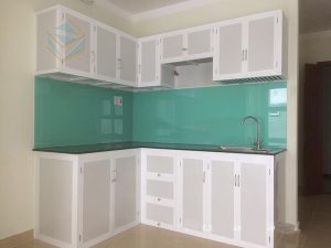 Mẫu tủ bếp nhôm kính màu trắng sứ đẹp