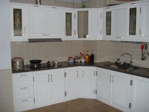Mẫu tủ bếp nhôm kính màu trắng sứ đẹp