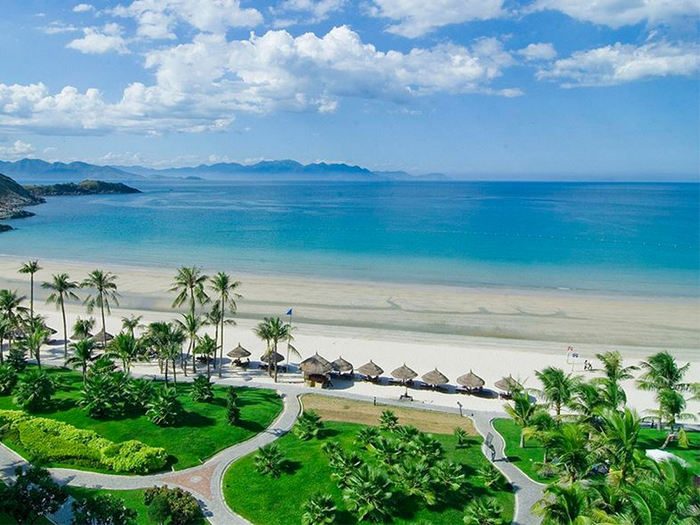 Bãi biển Nha Trang xinh đẹp, hiền hòa (Nguồn ảnh: thodianhatrang.vn)