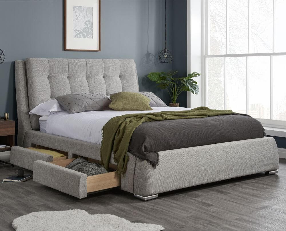 Mẫu giường ngủ gỗ bọc nỉ có ngăn kéo cần được vệ sinh thường xuyên.
